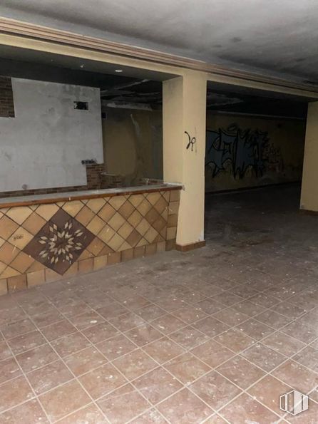 Retail for sale at Avenida Playa de Escalona, Escalona, Toledo, 45910 with tile flooring, wood, building, interior design, road surface, floor, flooring, fixture, house and real estate around