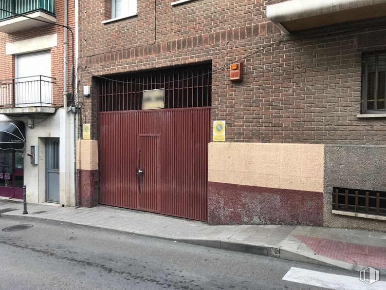 Nave en alquiler en Calle Hospital, 16, Pozuelo de Alarcón, Madrid, 28223 con ventana, puerta, edificio, superficie de la carretera, madera, accesorio, ladrillo, asfalto, albañilería y zona residencial alrededor