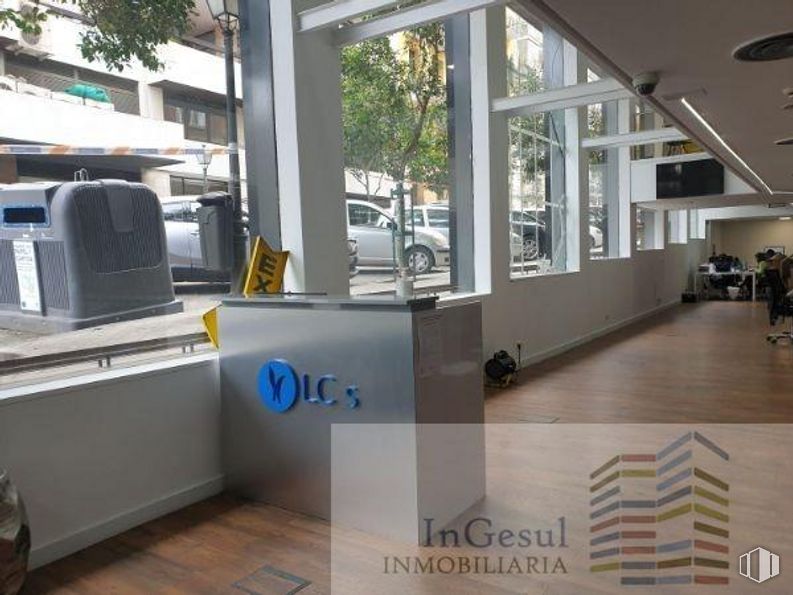 Retail for sale & for rent at Castellana/Salamanca, Salamanca, Madrid, 28006 with home appliance, interior design, wood, window, automotive design, building, floor, flooring, real estate and houseplant around