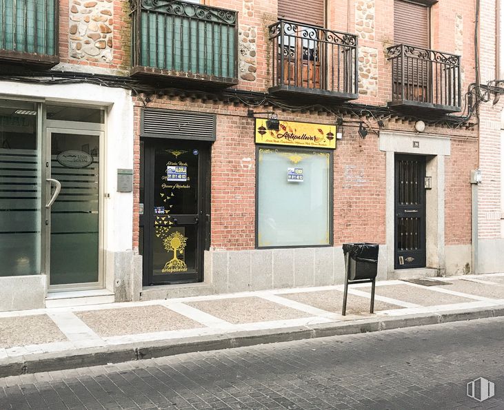 Local en venta en Calle Constitución, Navalcarnero, Madrid, 28600 con puerta, edificio, ventana, superficie de la carretera, asfalto, barrio, madera, accesorio, ladrillo y acera alrededor