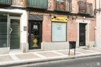 Local en venta en Calle Constitución, Navalcarnero, Madrid, 28600 con puerta, edificio, ventana, superficie de la carretera, asfalto, barrio, madera, accesorio, ladrillo y acera alrededor