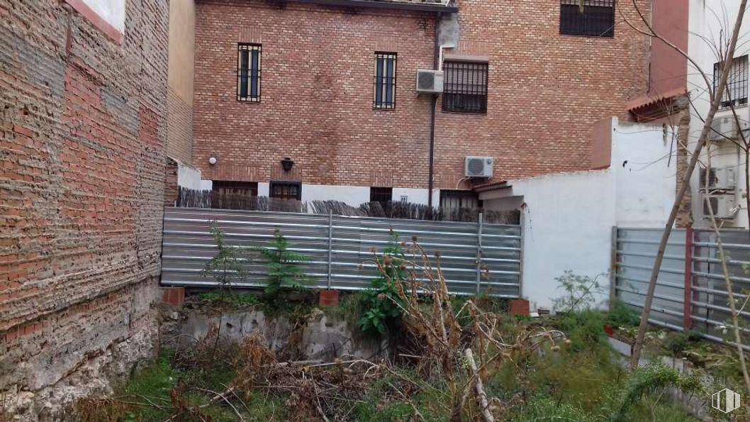 Land for sale at Calle Covarrubias, Toledo, 45003 with plant, window, building, brickwork, brick, land lot, fixture, wood, building material and residential area around