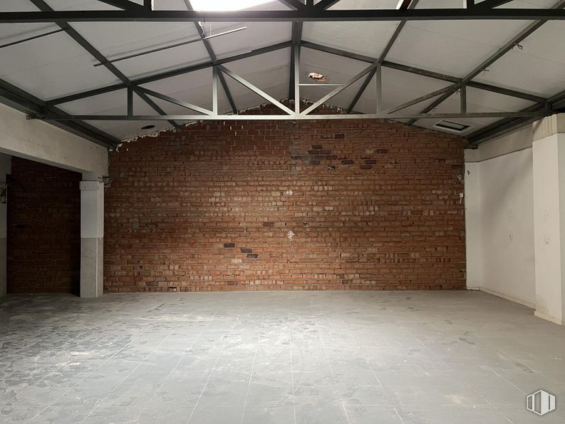 Retail for rent at Zona Prosperidad, Chamartín, Madrid, 28002 with wall, flooring, floor, ceiling, architecture, composite material, concrete, brick, brickwork and light fixture around