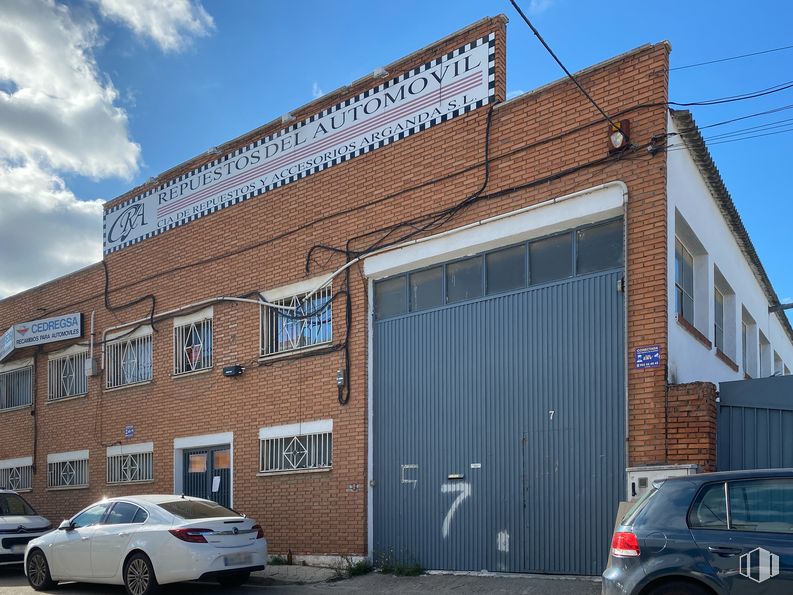 Industrial for rent at Calle Estaño, Arganda del Rey, Madrid, 28500 with car, door, window, tire, wheel, automotive parking light, sky, land vehicle, vehicle and cloud around