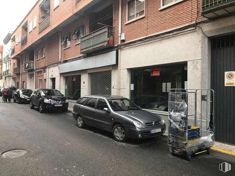 Retail for sale at Calle Salud, 6, El Molar, Madrid, 28710 with car, tire, wheel, automotive parking light, land vehicle, vehicle, window, building, automotive lighting and automotive tire around