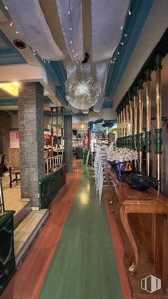 Retail for sale at Calle Galileo, Chamberí, Madrid, 28015 with chandelier, table, light fixture, lighting, property, building, decoration, interior design, floor and flooring around