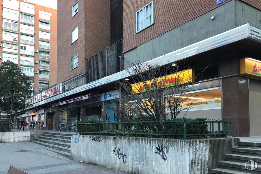 Retail for sale at Calle Puentelarra, Villa de Vallecas, Madrid, 28031 with building, window, plant, tree, urban design, road surface, sidewalk, facade, road and commercial building around