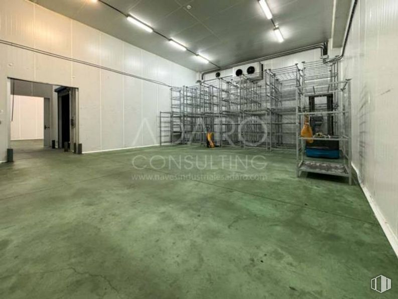 Nave en alquiler y venta en Polígono industrial Urtinsa, Leganés, Madrid, 28917 con suelo, edificio, hall, suelos, techo, máquina, recinto deportivo, habitación, hormigón y casa alrededor