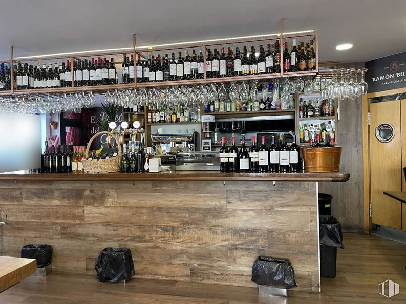 Local en alquiler en  Zona Montecarmelo, Fuencarral - El Pardo, Madrid, 28034 con bolso, equipaje y bolsos, alumbrado, edificio, botella, artículos de bar, estante, estantería, establecimiento de bebidas y bebida alcohólica alrededor