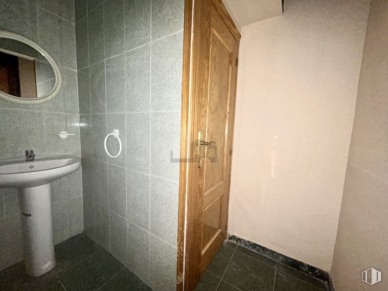 Local en venta en Calle San Blas, Parla, Madrid, 28980 con fregadero, espejo, cuarto de baño, edificio, accesorios de fontanería, interiorismo, lavabo, grifo, puerta y madera alrededor