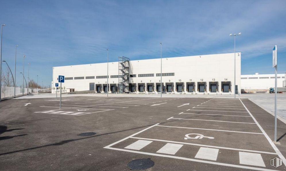 Nave en alquiler en Polígono industrial Gavilanes, Getafe, Madrid, 28906 con edificio, cielo, nube, ventana, asfalto, superficie de la carretera, carretera, diseño urbano, aparcamiento y ciudad alrededor