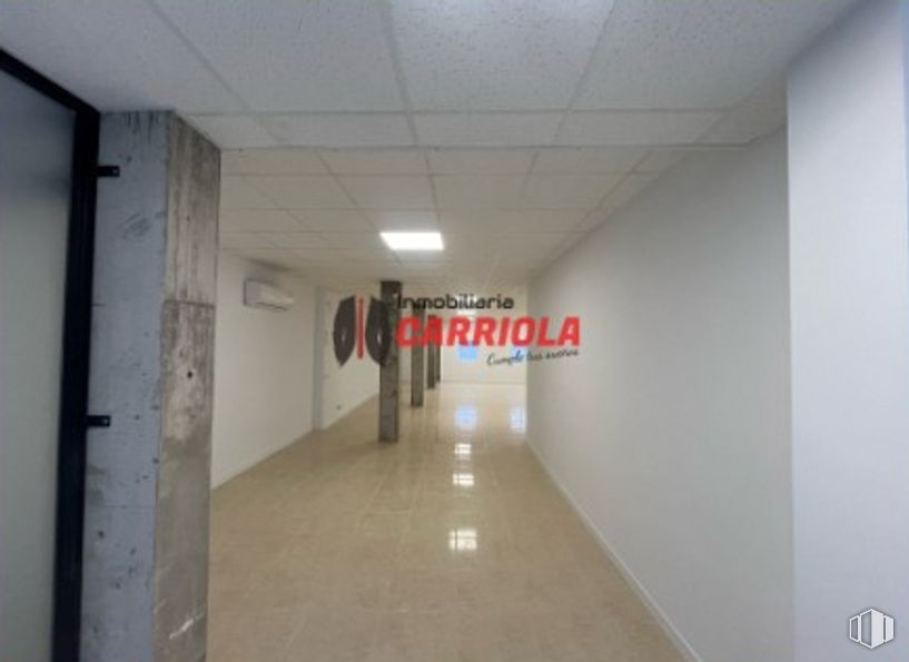 Retail for rent at Zona centro, La Torre de Esteban Hambrán, Toledo, 45920 with fixture, building, floor, flooring, ceiling, hall, concrete, event, paint and composite material around