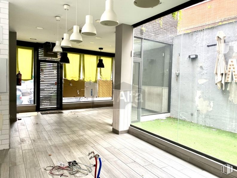 Retail for rent at Calle Agastia, Ciudad Lineal, Madrid, 28027 with lighting, property, light, building, fixture, window, interior design, flooring, floor and wall around