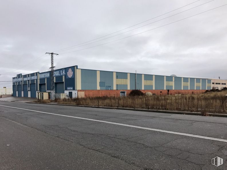 Nave en venta en Polígono Industrial Hontoria - Avenida de Segovia, 10, Segovia, 40195 con edificio, nube, cielo, planta, superficie de carretera, asfalto, lote de tierra, luz de la calle, área residencial y brea alrededor