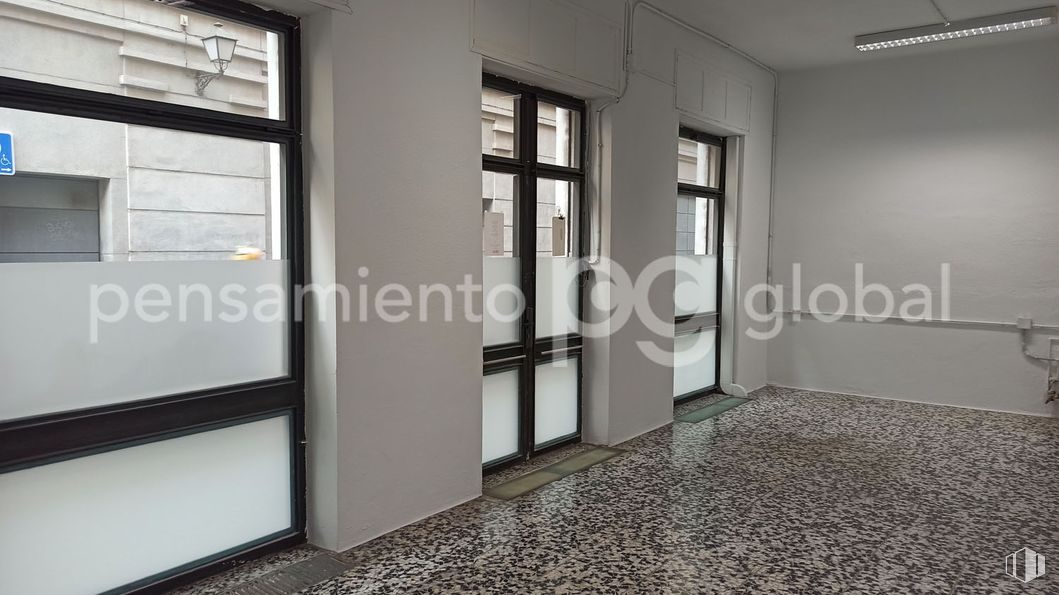 Retail for rent at Calle Olid, 5, Chamberí, Madrid, 28010 with flooring, floor, door, glass, composite material, transparency, tile flooring, building material, daylighting and aluminium around