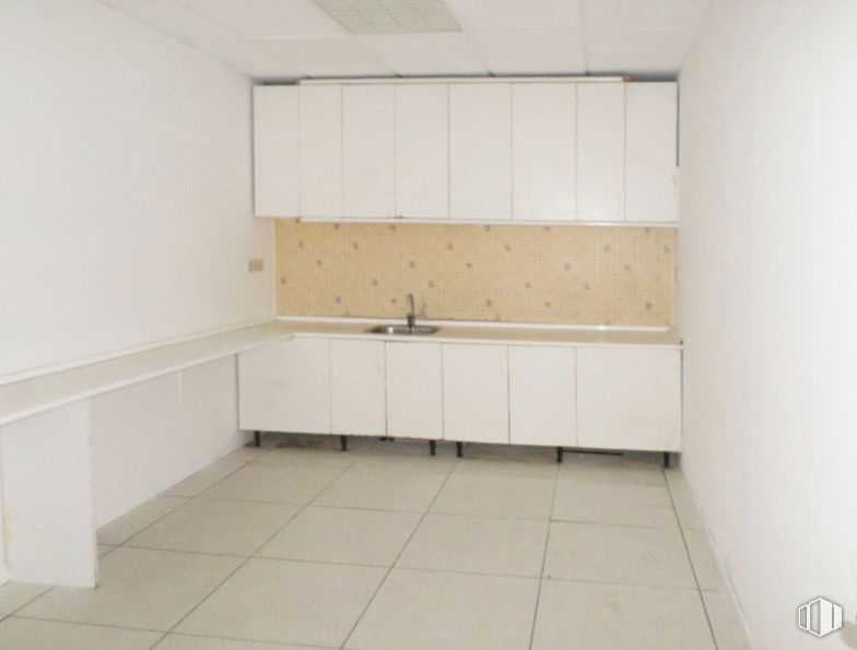 Office for sale & for rent at Edificio Alba, Calle Rosa de Lima, 1, Las Rozas de Madrid, Madrid, 28290 with cabinetry, cupboard, countertop, brown, tap, property, plumbing fixture, sink, bathroom and interior design around