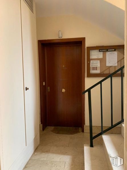 Oficina en venta en Calle San Antón, San Lorenzo de El Escorial, Madrid, 28200 con armario, marrón, accesorio, mediante, madera, resolver, tinte para madera, inicio por, barniz, madera dura y piso alrededor