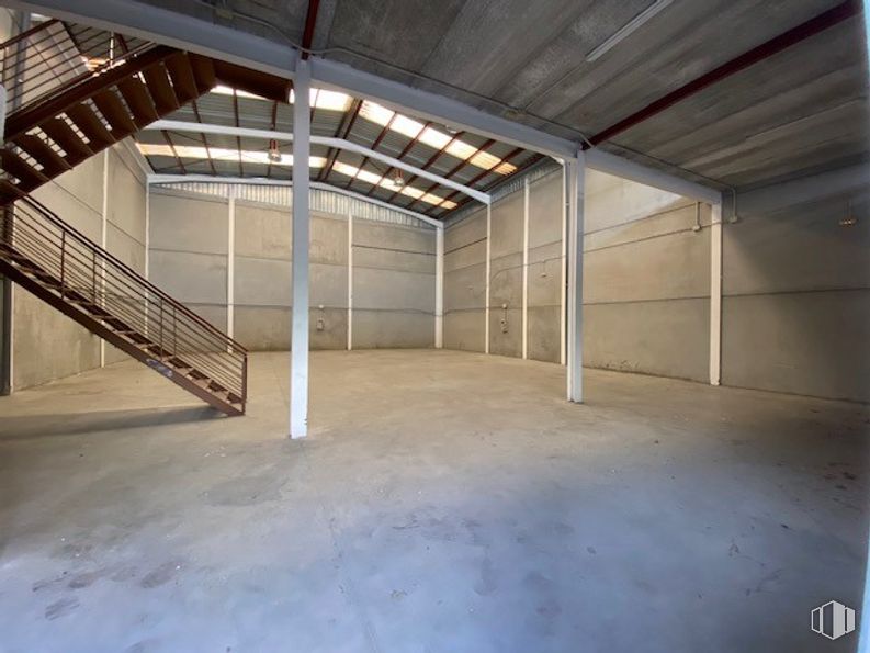 Nave en venta en Polígono Industrial Ribagorda, Fuente el Saz de Jarama, Madrid, 28140 con madera, piso, viga, pared, suelo, sombra, tintes y matices, material compuesto, hormigón y techo alrededor