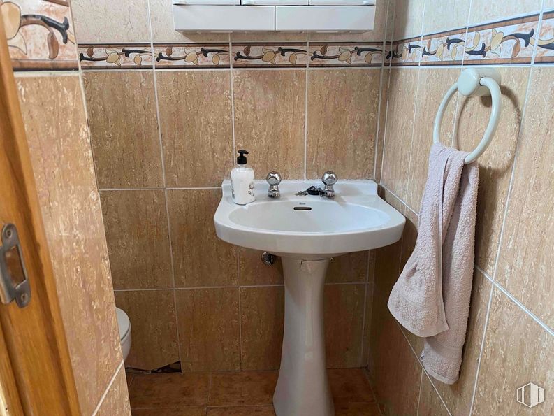 Industrial for rent at Zona empresarial, San Fernando de Henares, Madrid, 28830 with sink, tap, bathroom sink, plumbing fixture, mirror, bathroom, purple, wood, interior design and floor around