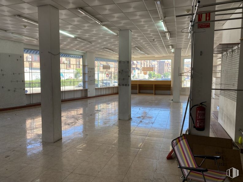 Retail for rent at Zona Renfe, Parla, Madrid, 28980 with chair, window, interior design, hall, architecture, floor, flooring, wood, fixture and wall around