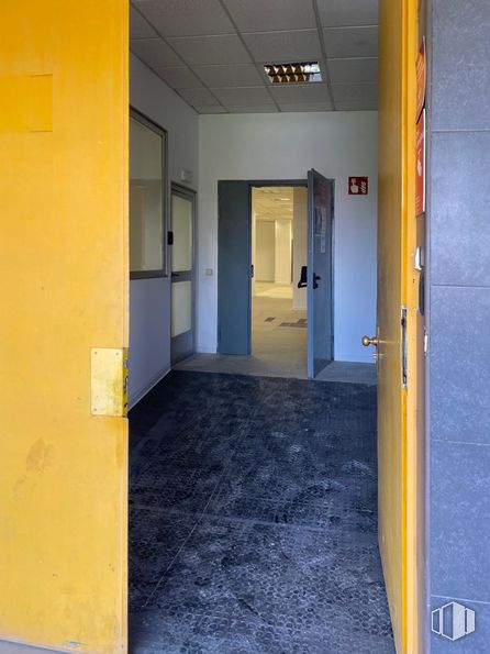 Nave en venta en Edificio Alfa III, Calle Isabel Colbrand, 10, Fuencarral - El Pardo, Madrid, 28050 con accesorio, puerta, interiorismo, amarillo, suelo, edificio, suelos, gas, techo y hormigón alrededor