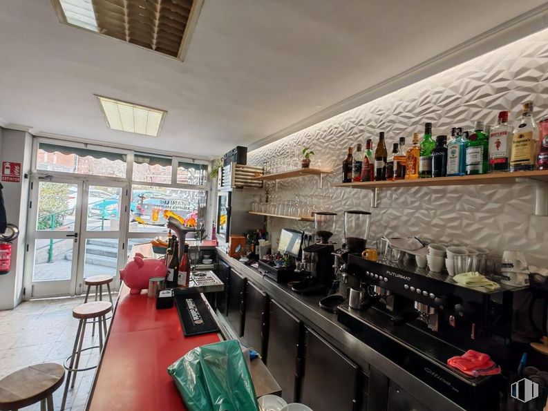 Retail for rent at Calle Tembleque, La Latina, Madrid, 28024 with stool, kitchen appliance, person, restaurant, bar, chair, fast food restaurant and houseplant around