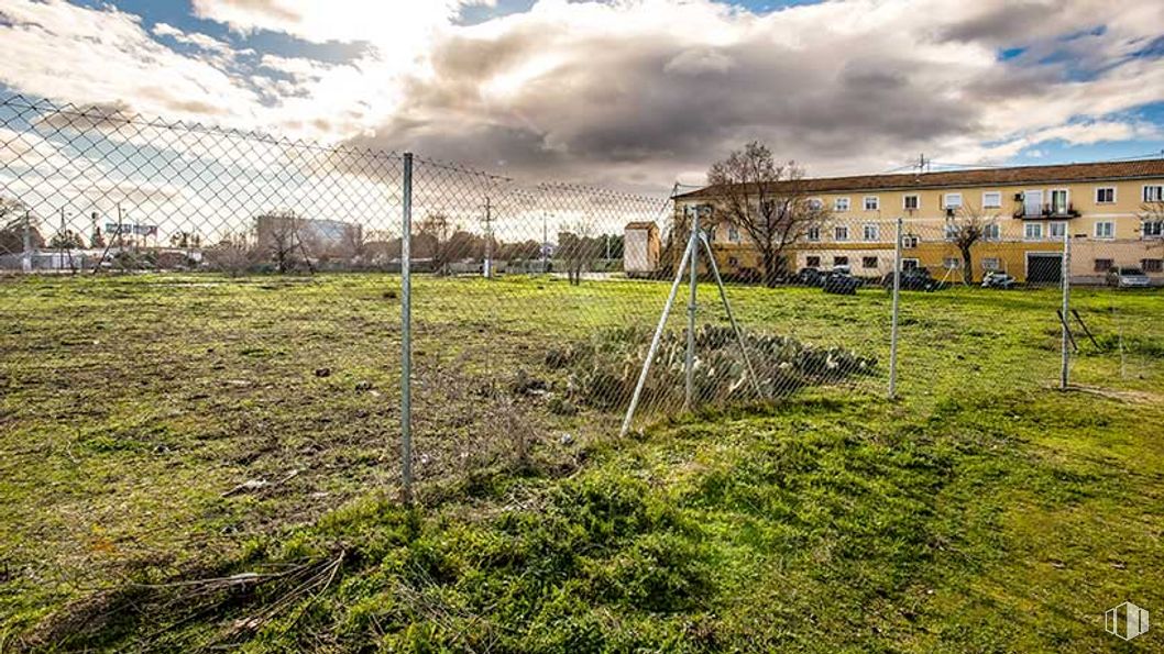 Land for sale at Avenida Aragón - Parcela T.3.5.402, 14, San Blas - Canillejas, Madrid, 28022 with building, cloud, sky, plant, nature, tree, window, land lot, fence and sunlight around