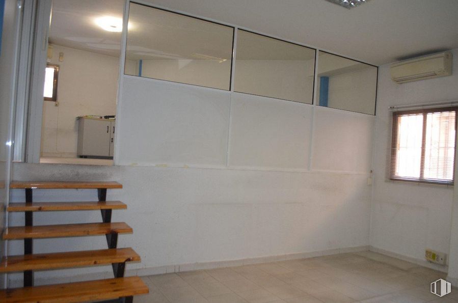 Retail for rent at Zona Estación, Las Rozas de Madrid, Madrid, 28230 with window, property, interior design, fixture, wood, architecture, shade, flooring, wall and floor around