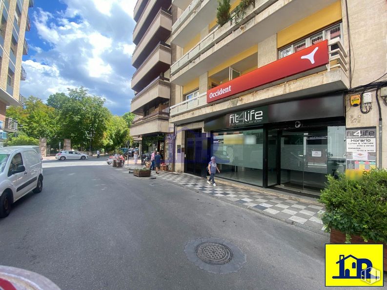 Retail for rent at Centro urbano, Cuenca, 16002 with car, building, property, cloud, wheel, window, tire, sky, vehicle and asphalt around