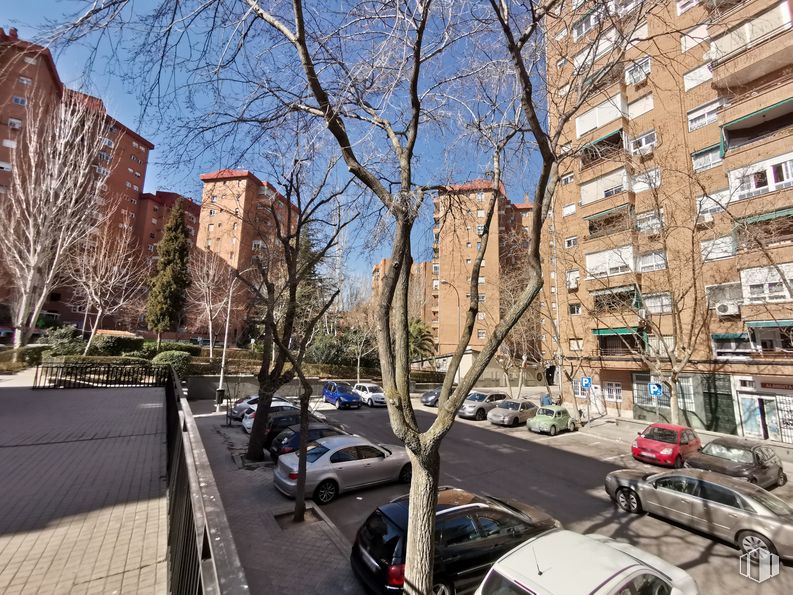 Local en venta en Calle Tribaldos, Hortaleza, Madrid, 28043 con coche, edificio, rueda, vehículo terrestre, neumático, vehículo, cielo, día, planta y ventana alrededor