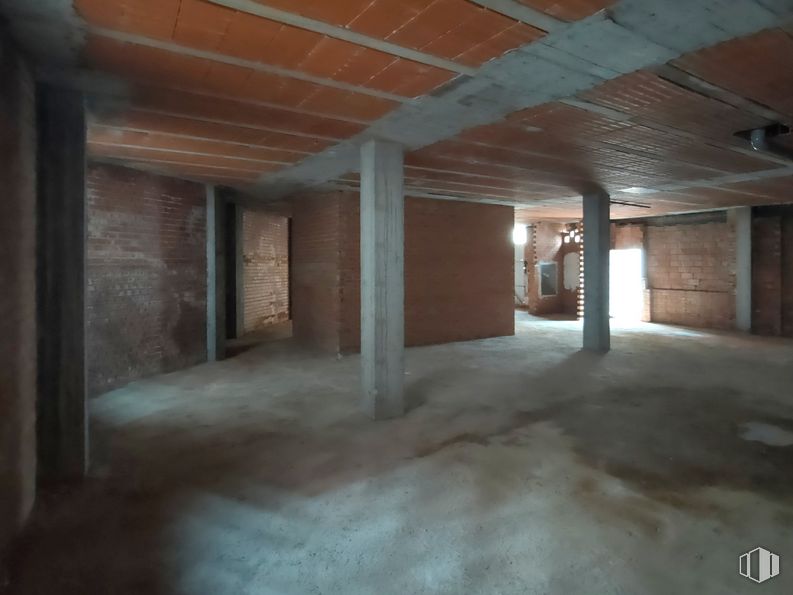 Retail for sale at Calle Carreteros, 9, Loeches, Madrid, 28890 with wood, flooring, hall, floor, beam, fixture, composite material, building material, ceiling and hardwood around