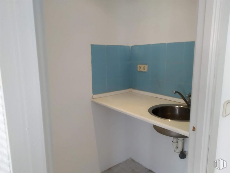 Nave en venta en Callejón Silicio, 9, Torrejón de Ardoz, Madrid, 28850 con fregadero, grifo, lavabo, cuarto de baño, accesorios de fontanería, madera, accesorio, suelo, suelos y madera dura alrededor