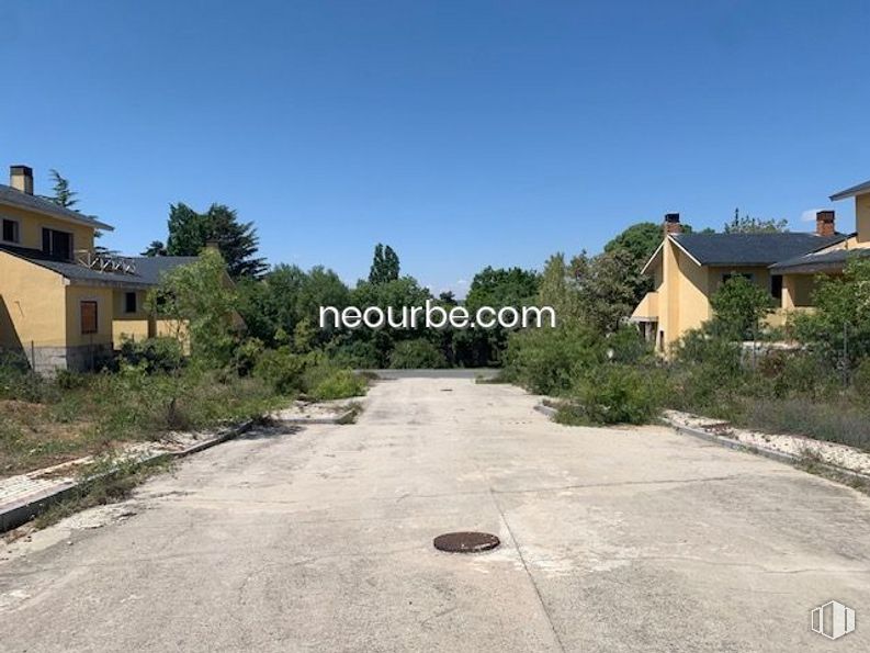 Land for sale at Casco urbano, Navalperal de Pinares, Ávila, 05240 with house, plant, sky, window, road surface, asphalt, land lot, building, tree and grass around