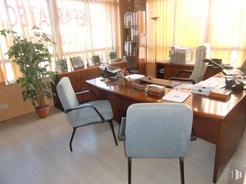 Oficina en venta en Carretera Canillas, Hortaleza, Madrid, 28043 con planta de interior, silla, escritorio, mesa, planta, propiedad, mueble, ventana, edificio y madera alrededor