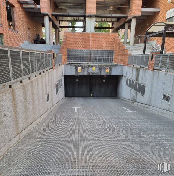 Oficina en alquiler en Calle Viento, 12, Tres Cantos, Madrid, 28760 con puerta, madera, edificio, asfalto, superficie de la carretera, material compuesto, tejado, diseño urbano, hormigón y suelos alrededor