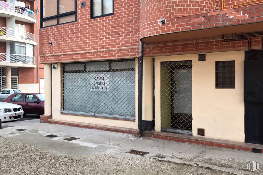 Retail for sale at Calle Alfredo Abella, 1, Ávila, 05003 with car, window, building, door, property, wood, vehicle, brick, road surface and tire around