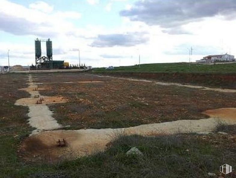 Land for sale at Zona industrial, Fontanar, Guadalajara, 19290 with sky, cloud, land lot, asphalt, grass, road surface, landscape, gas, horizon and plain around