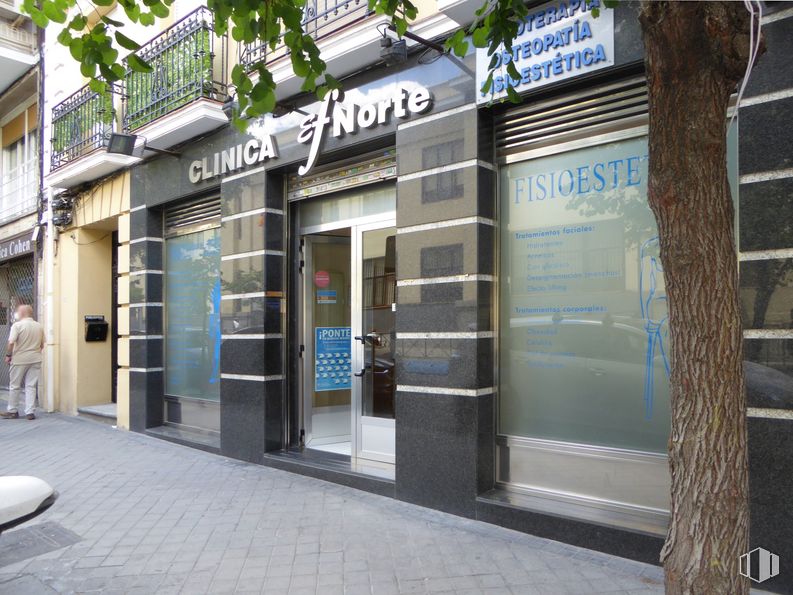 Retail for rent at Calle Fernando el Católico, Chamberí, Madrid, 28015 with person, building, facade, gas, window, city, plant, urban design, commercial building and sidewalk around