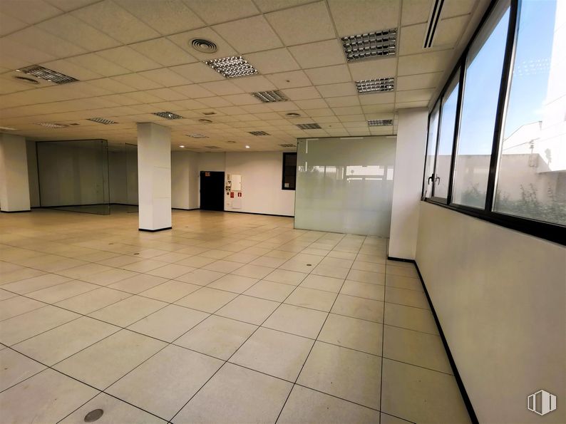 Retail for rent at Edificio 2 (24-A), Calle Casas Miravete, 22 - 24, Villa de Vallecas, Madrid, 28031 with window, flooring, floor, ceiling, interior design, composite material, tile flooring, hall, glass and lobby around