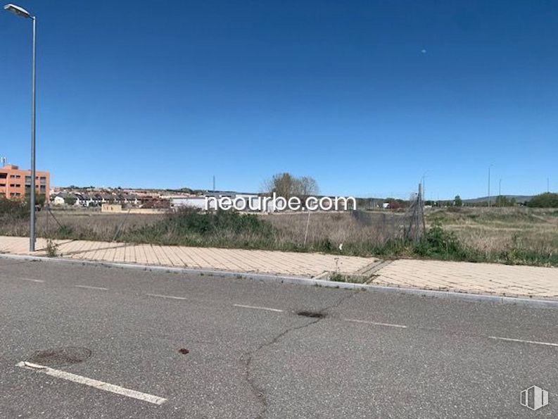 Land for sale at Calle Doctor Constantino Benito , Ávila, 05080 with sky, street light, plant, road surface, asphalt, land lot, tar, thoroughfare, building and cloud around