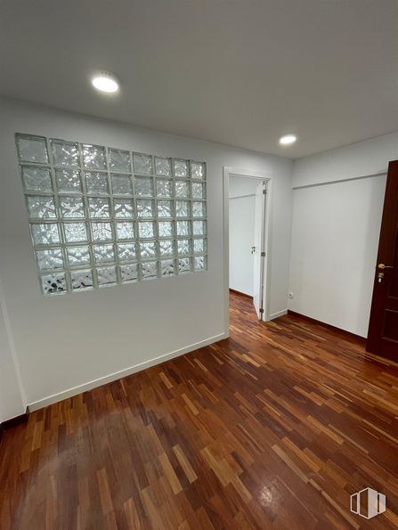 Retail for rent at Barrio del Pilar, Fuencarral - El Pardo, Madrid, 28029 with door, fixture, wood, flooring, floor, wood stain, building, laminate flooring, window and hardwood around