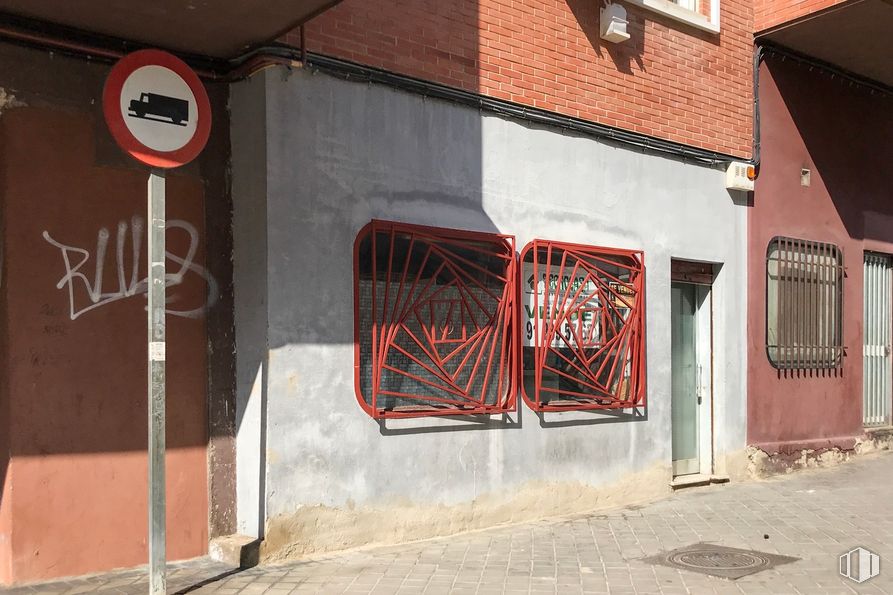 Local en venta en Zona centro Torrejón, Fuenlabrada, Madrid, 28944 con ventana, edificio, pintura, accesorio, arte, grafiti, madera, asfalto, planta y fuente alrededor