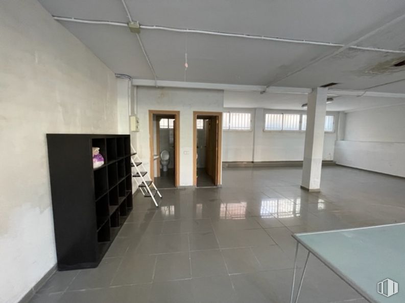 Local en venta en Calle Hernán Cortés, 12, Majadahonda, Madrid, 28220 con ebanistería, accesorio, edificio, pasillo, pavimentos, pared, techo, suelos de baldosas, espacio y vidrio alrededor