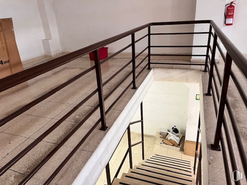 Retail for rent at Calle Santa Catalina, Majadahonda, Madrid, 28220 with stairs, wood, handrail, flooring, floor, wood stain, baluster, hardwood, metal and wood flooring around