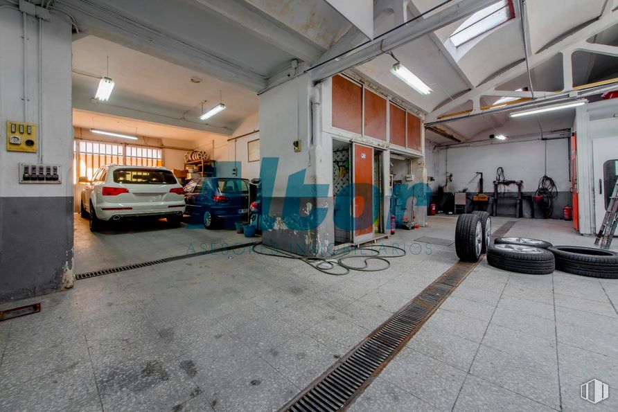 Local en venta en Calle Matilde Landa, Tetuán, Madrid, 28029 con coche, neumático, rueda, luz de estacionamiento, vehículo, vehículo de motor, neumático de automoción, edificio, diseño automovilístico y asfalto alrededor