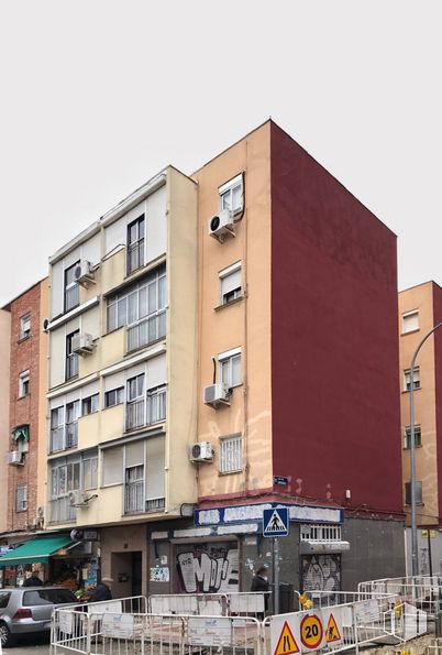 Local en alquiler en Calle Castillo de Simancas, 22, San Blas - Canillejas, Madrid, 28037 con edificio, coche, propiedad, rueda, neumático, ventana, bloque de torre, diseño urbano, condominio y barrio alrededor