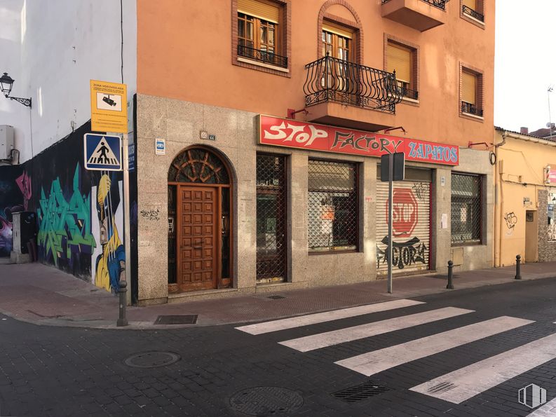 Retail for rent at Calle Los Curas, 44, Torrejón de Ardoz, Madrid, 28850 with window, building, door, road surface, architecture, asphalt, font, sidewalk, city and facade around