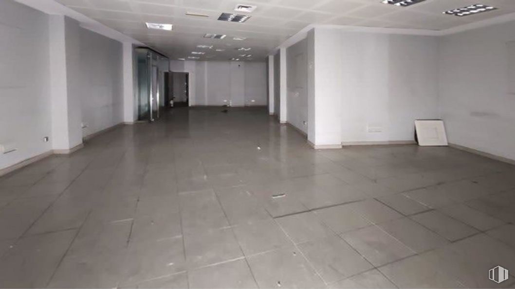 Local en alquiler y venta en Calle La Habana, Fuenlabrada, Madrid, 28945 con accesorio, suelo de baldosas, suelos, suelo, material de construcción, material compuesto, hall, techo, evento y vidrio alrededor