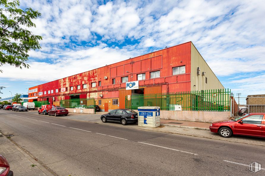 Industrial for rent at Calle Resina, 40, Villaverde, Madrid, 28021 with car, building, automotive parking light, cloud, sky, wheel, tire, daytime, property and window around