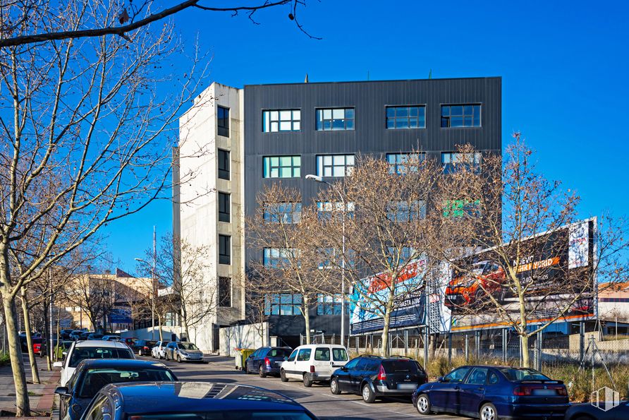 Oficina en venta en Calle Secoya, 14, Carabanchel, Madrid, 28054 con edificio, coche, cielo, azul, ventana, neumático, arquitectura, vehículo, diseño urbano y árbol alrededor